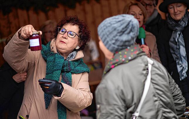 Gerlinde Kretschmann verkauft auf dem Stuttgarter Weihnachtsmarkt „Gsälz“ zugunsten verschiedener sozialer Einrichtungen.