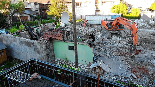Die Abrissarbeiten der Brandruine: Im hinteren Bereich des Hauses wurde die Brandursache vermutet.