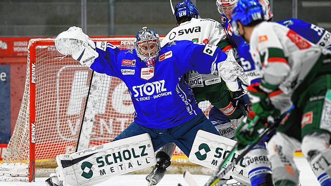 Die schwedische Lebensversicherung der Schwenninger Wild Wings: Torhüter Joacim Eriksson hält gemeinsam mit seinen Abwehrleuten die ...