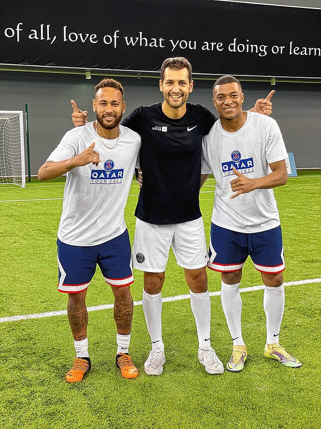 Umgeben von zwei absoluten Fußball-Superstars: Der 28-Jährige aus Hondingen neben Neymar (links) und Kylian Mbappé von Paris Saint-Germain.