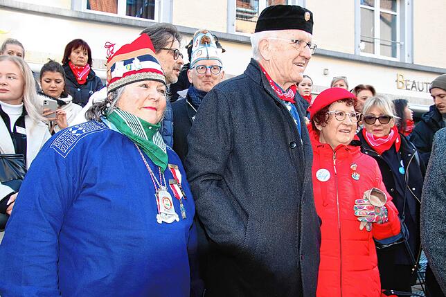 Martina Braun, Winfried und Gerlinde Kretschmann schauen sich den Umzug an.