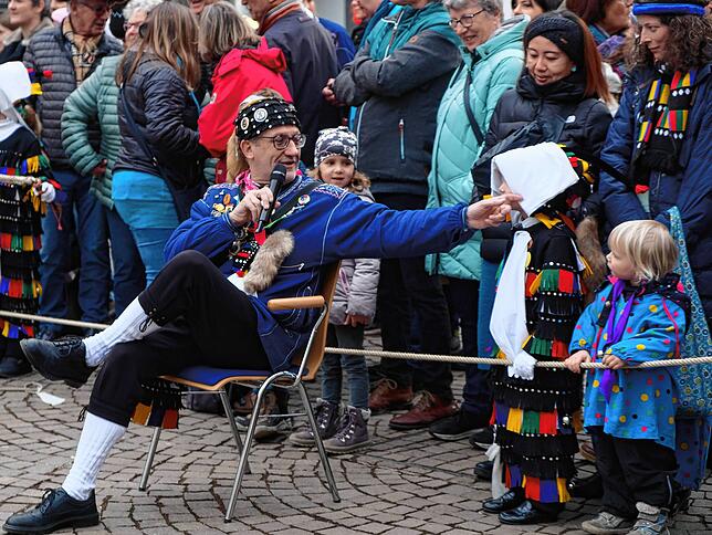 Bild 6: Große und kleine Hänsele ließen die Karbatschen in Überlingen knallen