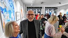 Ausstellungsorganisator Hans Kunz mit der Überlinger Künstlerin Margit Vischer-King. Im Hintergrund eines ihrer Werke in Blau. Bild: ...