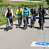 Die neue Fahrradstraße haben (von links) Veronika Seckinger (stellvertretende Amtsleiterin Straßenbauamt Bodenseekreis), Johannes Henne ...