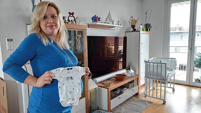 Die werdende Mutter freut sich, bald ihren dicken Bauch loszuwerden. Ihr Vater schenkt seinem Enkel einen St.-Pauli-Strampler zum Start ...