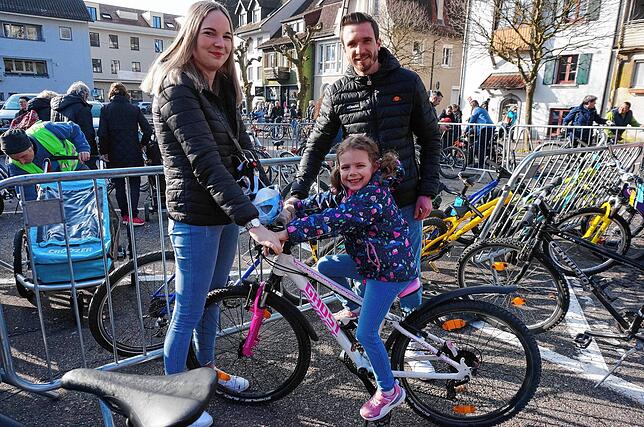 Emilia Schäuble aus Lauchringen sucht auf dem Tiengener Gebrauchtfahrradmarkt mit ihren Eltern das passende Fahrrad für sich.