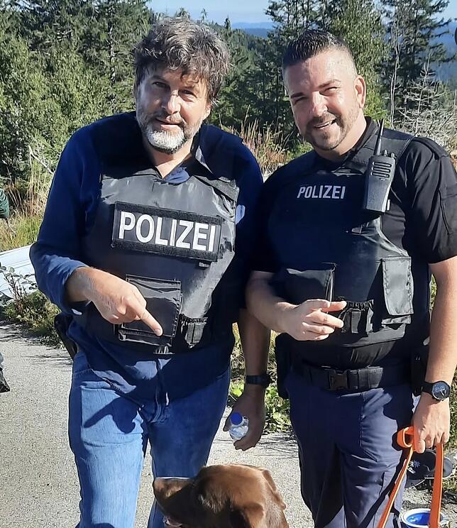 Zweimal Wagner: Hans-Jochen Wagner (links), der den Kommissar Friedemann Berg spielt, und Sascha Wagner posieren für ein Erinnerungsfoto.