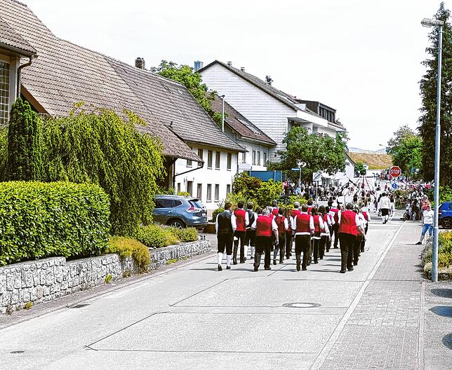 Bild 14: Festumzug am Gmeindshus Oberlauchringen – Höhepunkt des 4-tägigen Bezirksmusikfest