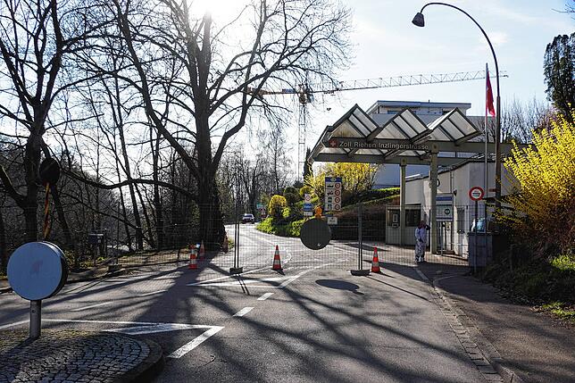 Blick von Schweizer Seite auf die geschlossene Grenze in Inzlingen.