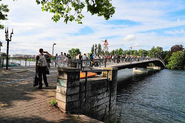 Auf der Fahrradbrücke.