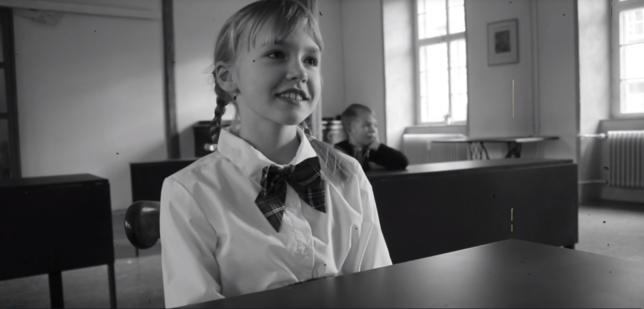 Ein Mädchen, das beim Sketch in der Mühlhofener Grundschule dabei ist. Die Jugend des Narrenvereins beweist im Video Schauspieltalent.