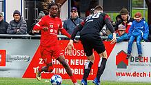 Der eingewechselte Rielasinger Nathan Malonga (links), hier im Zweikampf mit dem Reutlinger Arbnor Nuraj, hatte noch die große Chance ...