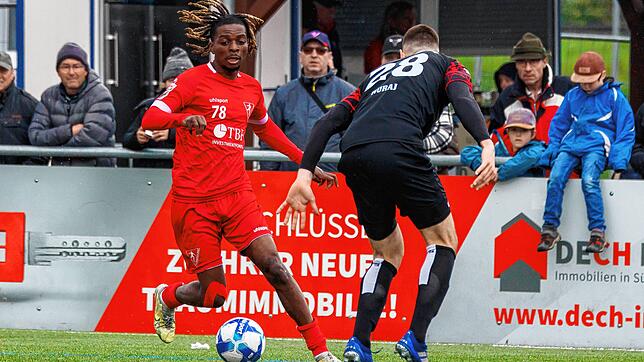 Der eingewechselte Rielasinger Nathan Malonga (links), hier im Zweikampf mit dem Reutlinger Arbnor Nuraj, hatte noch die große Chance ...