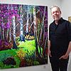 Der Künstler Andreas Dal Cero vor einem seiner Waldbilder.