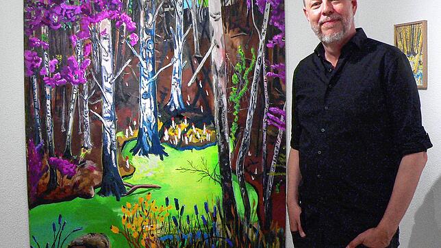 Der Künstler Andreas Dal Cero vor einem seiner Waldbilder.