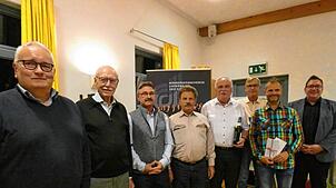 Der Vereinsvorsitzende Frank Winkler dankt für die langjährige Treue zum Männergesangverein Liederkranz Werner Heinrich, Benno Reinhard, ...