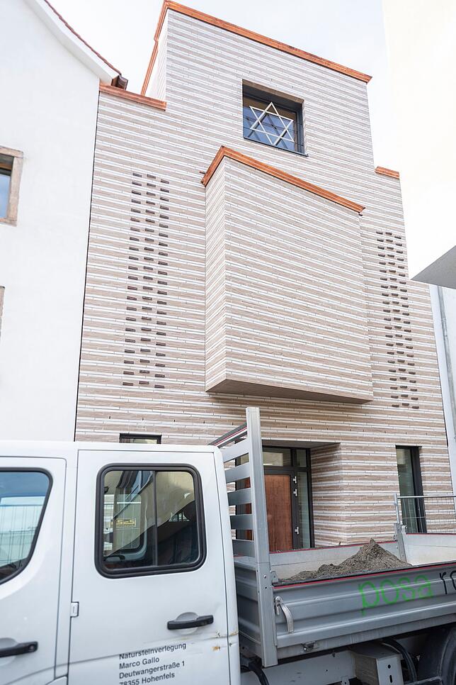 Die neue Synagoge, hier kurz vor Fertigsstellung. Das Fassadenmuster des alten Baus wurde wiederaufgenommen.