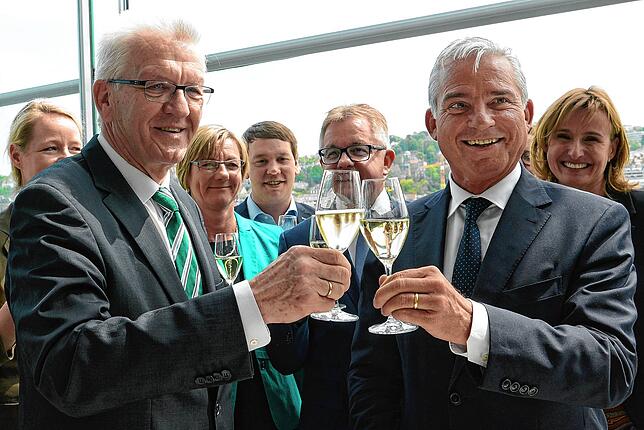 Ein Bild aus dem Jahr 2015 – Kretschmann und Strobl prosten sich auf den Koalitionsvertrag zu. Der damalige CDU-Spitzenkandidat ...