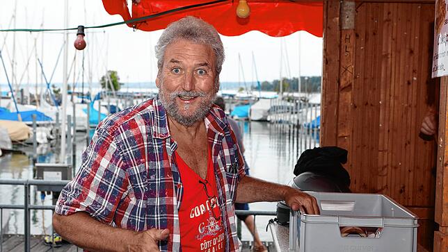Bild 12: Endlich wieder Hafenfest! Trotz Wetterumschwung ist die Stimmung am ersten Tag hervorragend