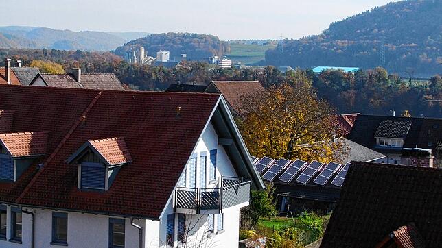 Blick über die Dächer Hohentengens hinüber ins Schweizer Weiach (im Hintergrund). Dort könnte die Oberflächenanlage für ein atomares ...