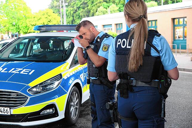 Lars Heidelbeer und Laura Müller bei einer Grenzkontrolle in Bietingen.