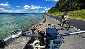 Bei Steckborn (Schweiz) führt der Radweg direkt an der Uferlinie des Bodensees entlang. Schönere Aussichten beim Radfahren kann es fast ...