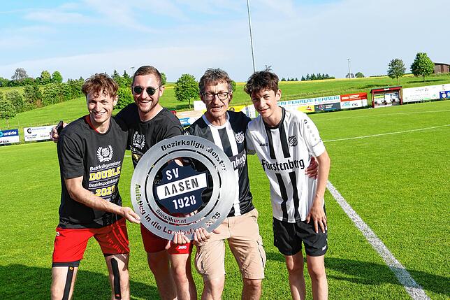 Bild 25: Bezirksligameister SV Aasen gewinnt zum Rundenabschluss mit 7:1 und feiert ausgelassen den Aufstieg