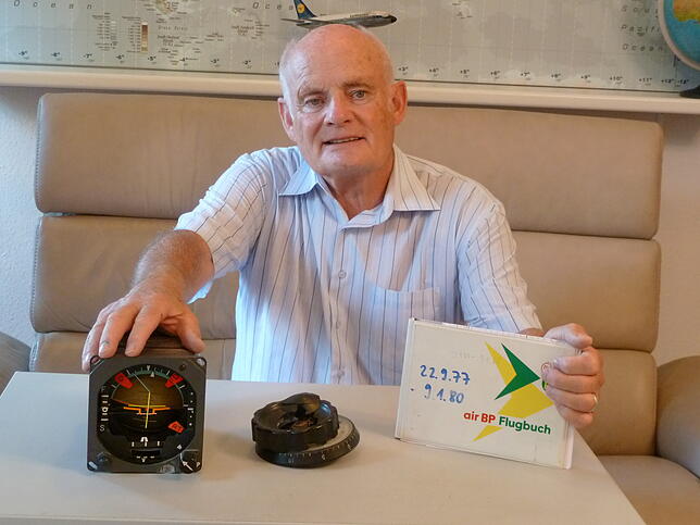 Jürgen Vietor, 76, zuhause in Quickborn bei Hamburg. Seine Hand ruht auf dem Gehäuse des künstlichen Horizonts aus dem Cockpit der ...