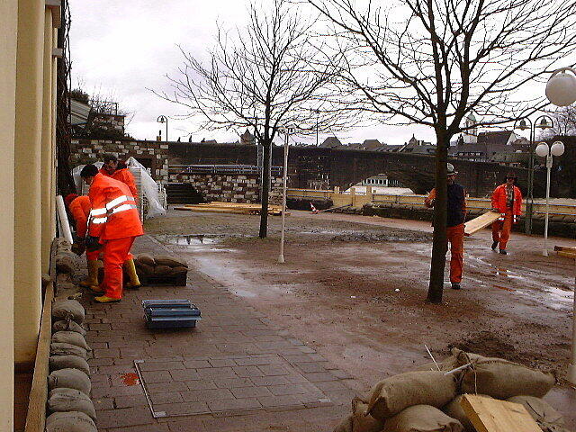 Bild 1: Als vor 20 Jahren der Rhein durch das Hotel Schiff floss: Spektakuläre Fotos vom Hochwasser in Rheinfelden
