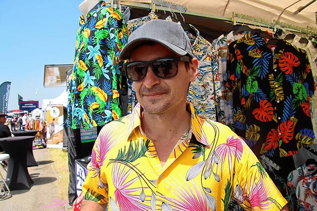 Guillaume Gerard verkauft auf dem Southside Hawaiihemden.