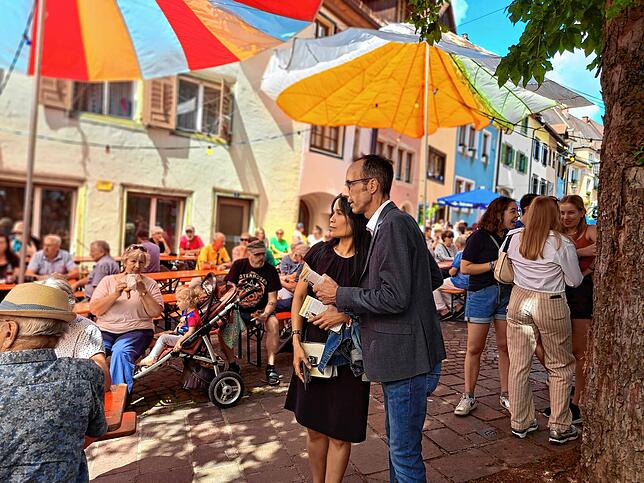 Frank Harsch (Mitte) nutzte das Altstadtfest, um sich vorzustellen und gleichzeitig um die Stadt mit Partnerin Thanaporn Reihle noch ...