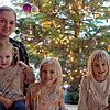 Weihnachten nach guter Tradition Familie Wohlhüter, hier ohne den Familienvater, unterm Weihnachtsbaum: von links Iris mit Luise, ...