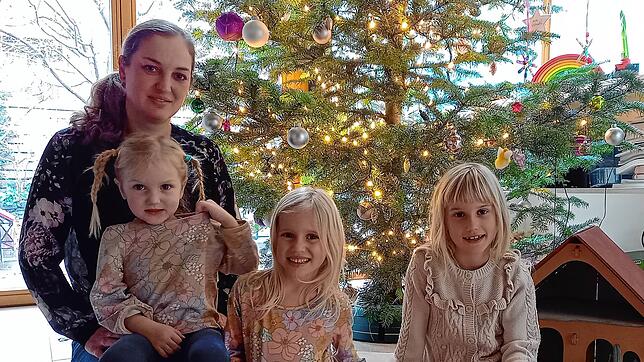 Weihnachten nach guter Tradition Familie Wohlhüter, hier ohne den Familienvater, unterm Weihnachtsbaum: von links Iris mit Luise, ...