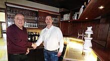 Rocco la Grotteria (links) übergibt das Geisinger &bdquo;Hieslibeck&ldquo; an Nachfolger Jan Großkopf. Dieser wird das Lokal nach ...