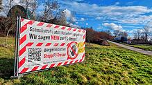 Mitglieder der Bürgerinitiative „Stopp-F1-Trasse“ aus Meßkirch hatten mehrere Schilder entlang der Trassenführung dieser Variante ...