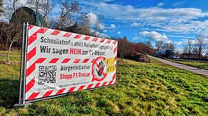 Mitglieder der Bürgerinitiative „Stopp-F1-Trasse“ aus Meßkirch hatten mehrere Schilder entlang der Trassenführung dieser Variante ...