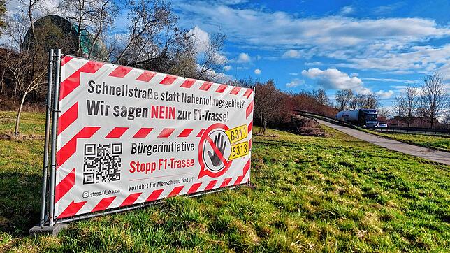 Mitglieder der Bürgerinitiative „Stopp-F1-Trasse“ aus Meßkirch hatten mehrere Schilder entlang der Trassenführung dieser Variante ...