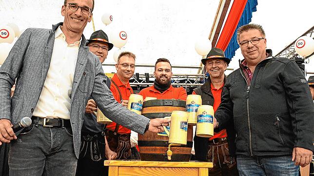 Das war 2019: Jörg Frey (von links), Georg Schilli, Dirk Schuler, Matthias Fehrenbach, Christof Schwer und Wolfgang Schulz stoßen auf ...
