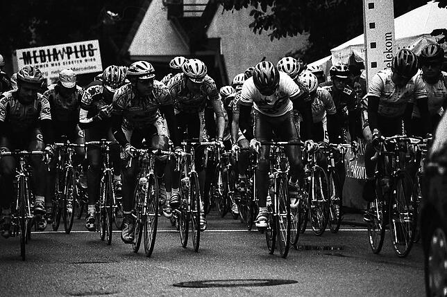Das Starterfeld in Wehr. Am rechten Bildrand Jan Ullrich.