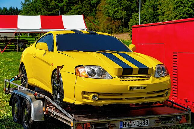 Der Star der Show des Zirkus: das Transformer-Auto &bdquo;Bumble Bee&ldquo;.