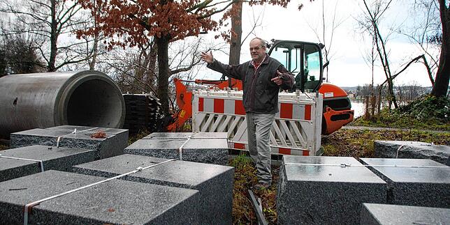Vor Kurzem lagerten hier noch schwere Baumaterialien. Klaus Lang ärgerte das.
