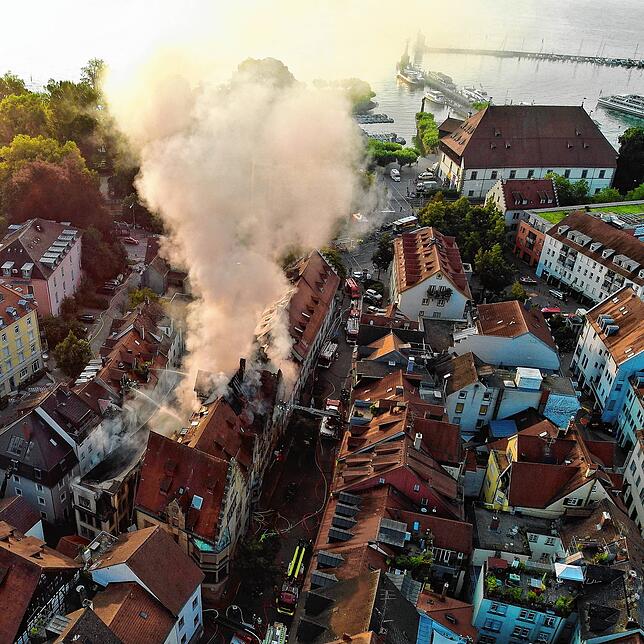 Viereinhalb Tage dauert es, bis der Großbrand endlich wirklich gelöscht ist, denn immer wieder hatten sich Glutnester entzündet.