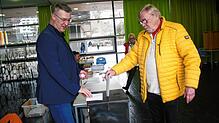 Stühlingens Bürgermeister Joachim Burger betreut die Wahlurne, während Franz Schäfer seine Stimme abgibt.