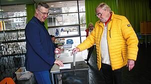 Stühlingens Bürgermeister Joachim Burger betreut die Wahlurne, während Franz Schäfer seine Stimme abgibt.