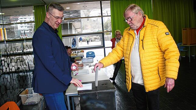 Stühlingens Bürgermeister Joachim Burger betreut die Wahlurne, während Franz Schäfer seine Stimme abgibt.