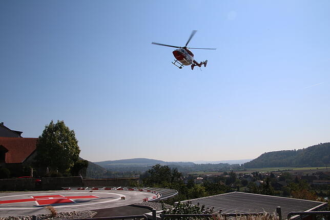 Ein Hubschrauber der Deutschen Luftrettung hebt nach einem Einsatz vom modernisierten Landeplatz des Spital Waldshut ab.