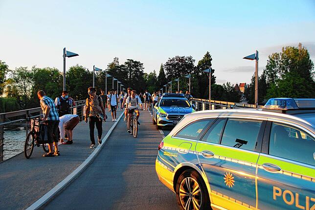 Bei der Freidenker-Demo gegen die Corona-Maßnahmen kam es zu einem Zwischenfall, als Gegendemonstranten Plakate abhängen wollten. Die ...