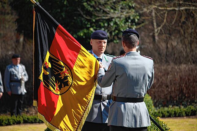 Oberstleutnant Timo Elbertzhagen nimmt die Truppenfahne entgegen. Er ist ab sofort der neue Kommandeur der Donaueschinger Jäger.