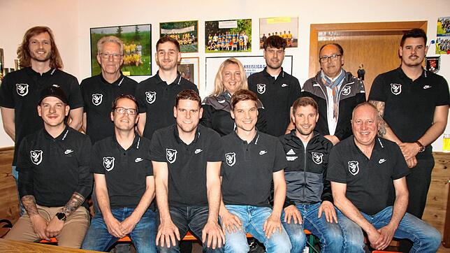 Der neue Vorstand und die ausgeschiedenen Vorstandsmitglieder des SV Buch, hinten von links: Klaus Eckert, Walter Eckert, André ...