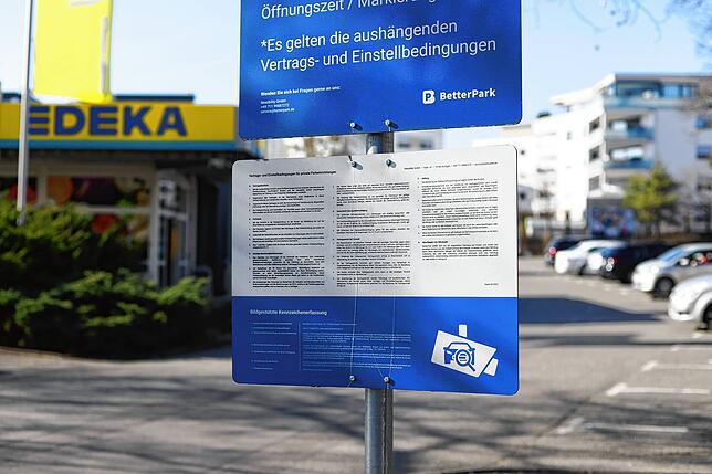 Auf diesem Schild werden im Kleingedruckten die Allgemeinen Geschäftsbedingungen genannt: Sie gelten, sobald ein Kunde mit seinem Auto ...